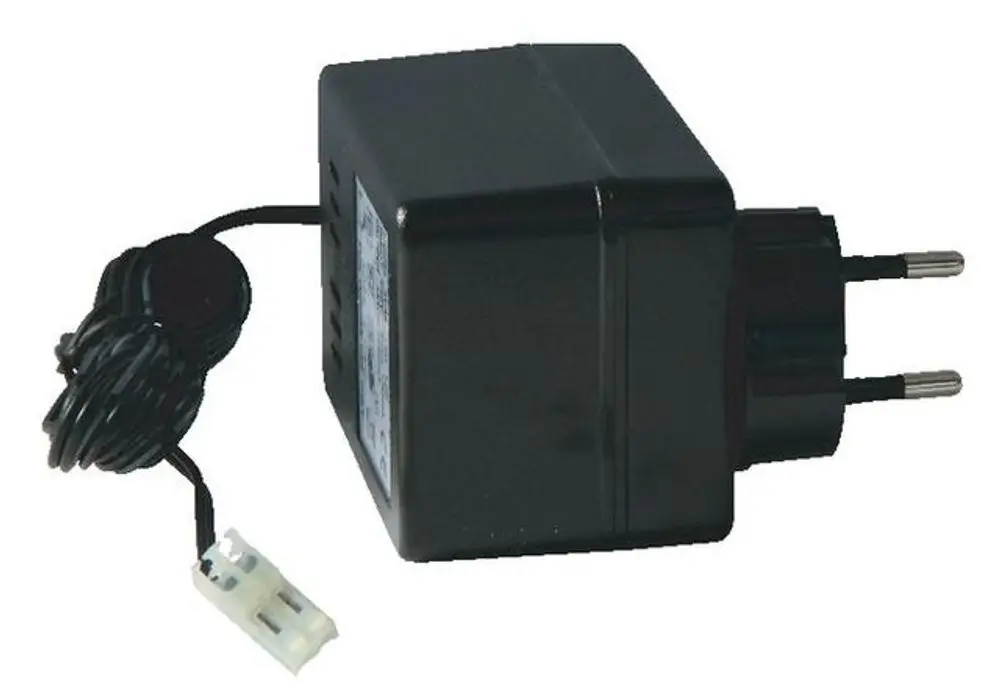 Schwarzer Netzstecker von Syr mit zwei Steckpins und einem angeschlossenen Kabel, das zu einem Anschlussstecker führt.